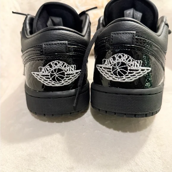 Women’s Air Jordan 1 Low SE - Picture 5 of 7